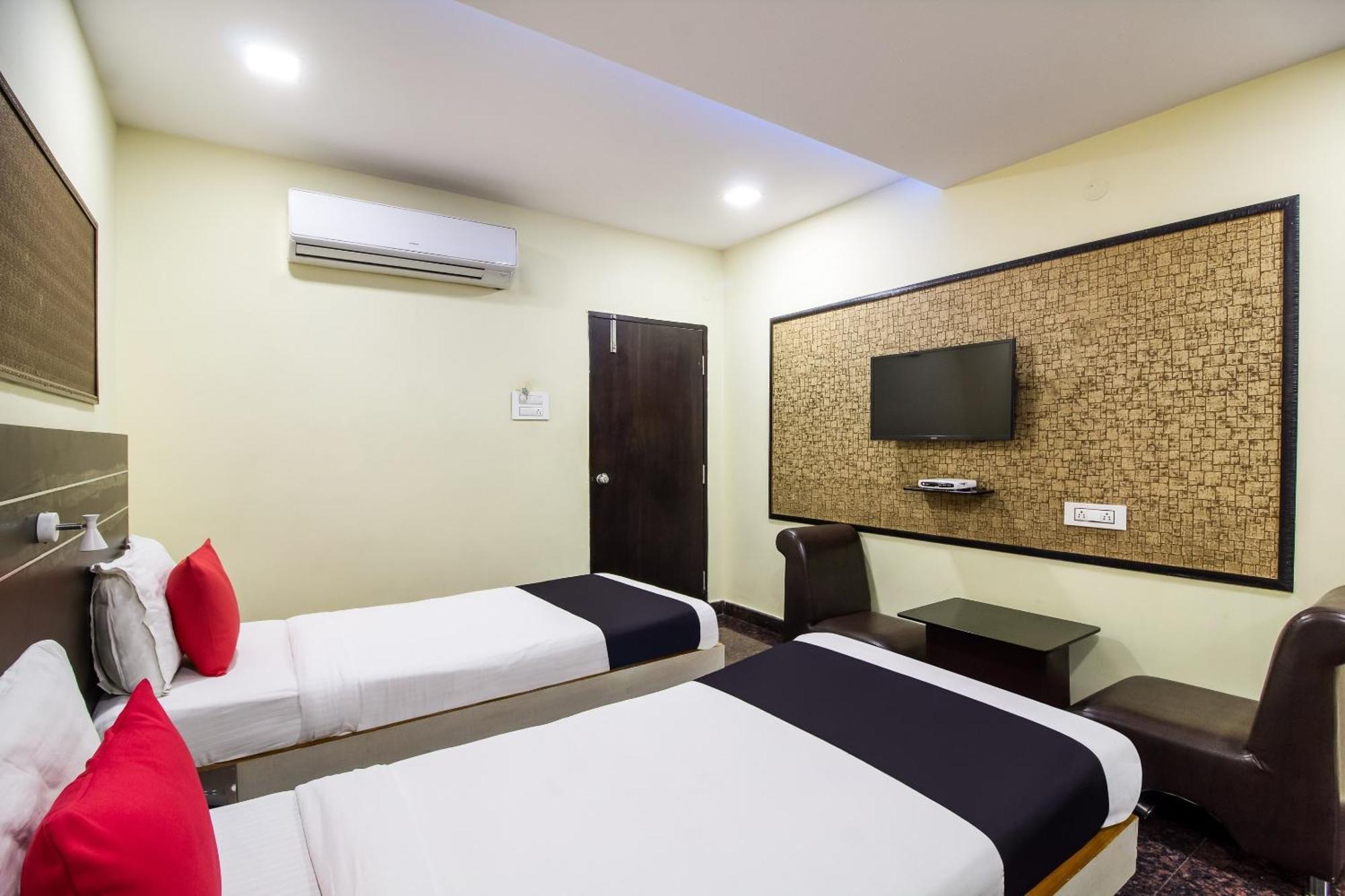 Hotel Capital O Sri Navya Grand Near Nexus Hyderabad Exterior foto